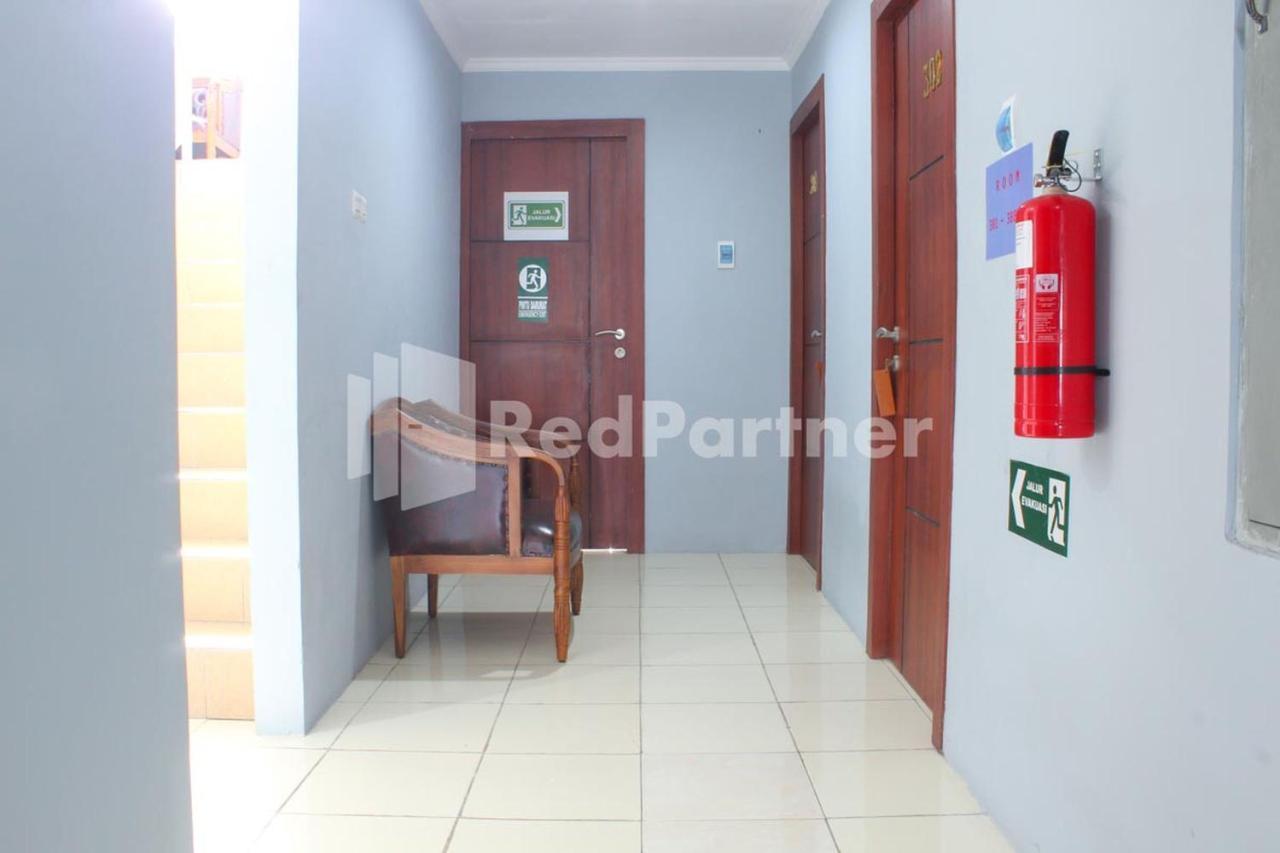 Brahma Hotel Mitra Reddoorz Джакарта Экстерьер фото