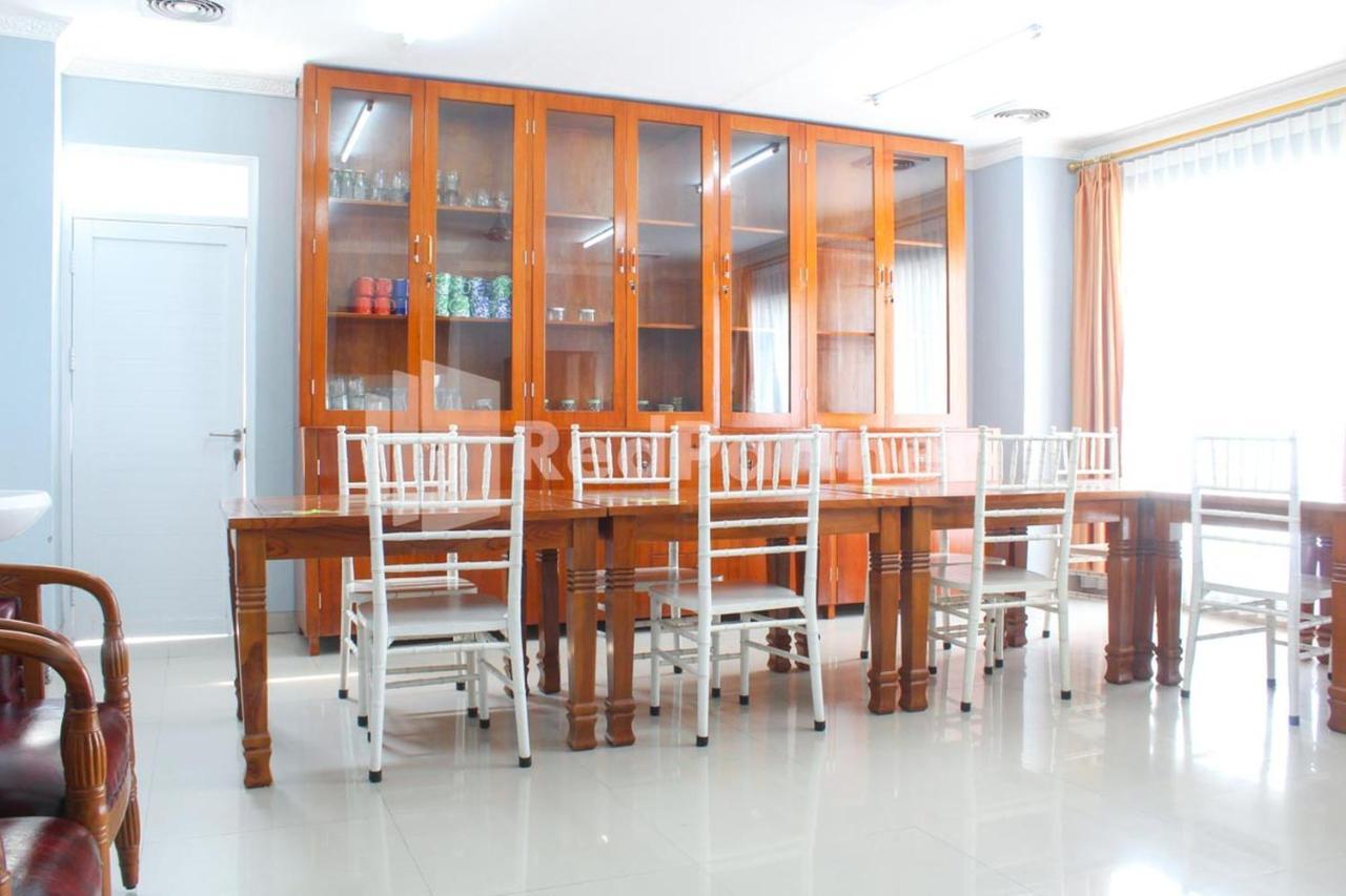 Brahma Hotel Mitra Reddoorz Джакарта Экстерьер фото