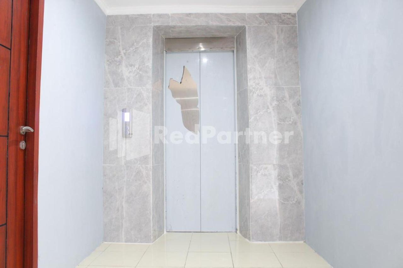 Brahma Hotel Mitra Reddoorz Джакарта Экстерьер фото