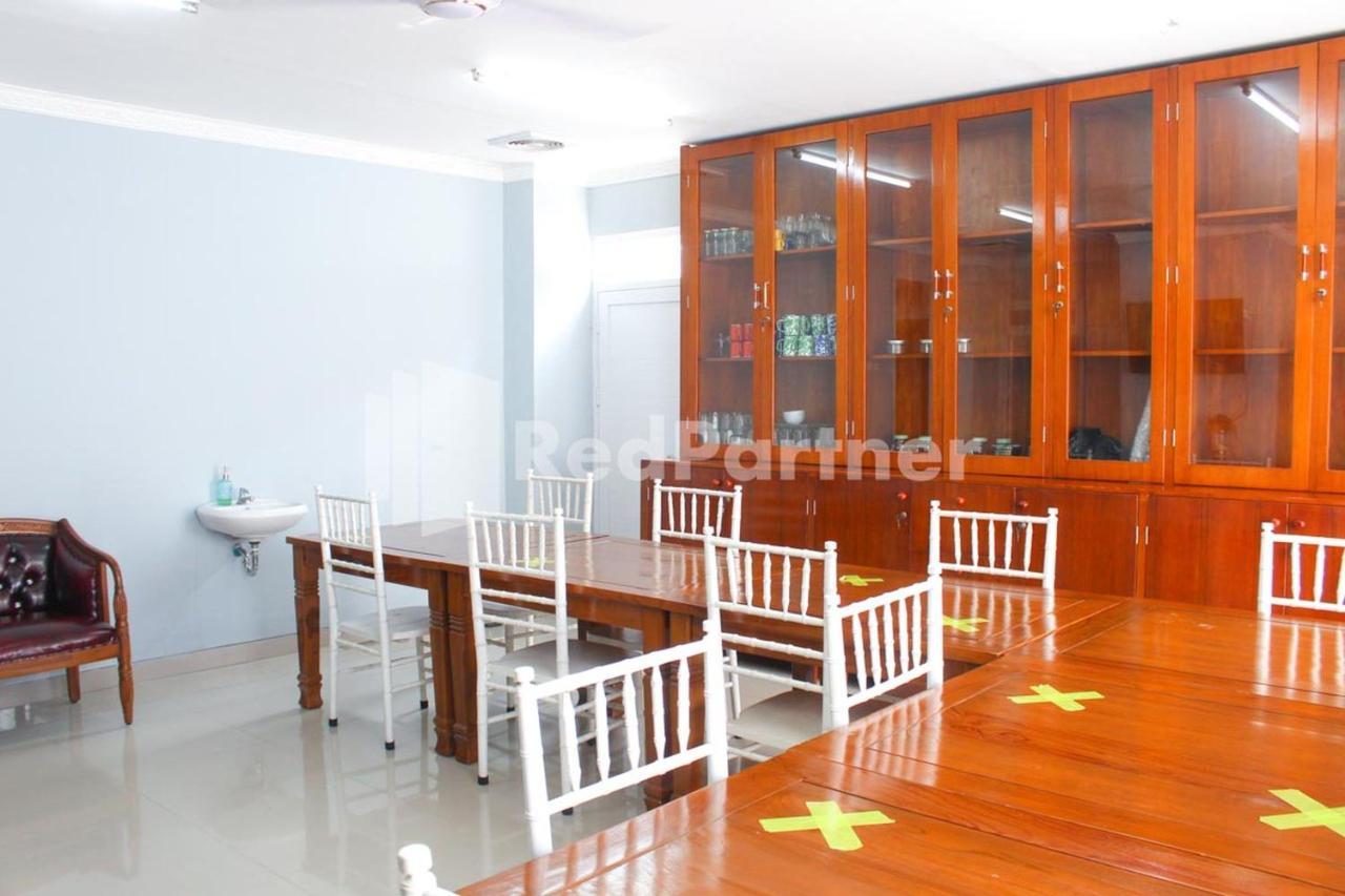 Brahma Hotel Mitra Reddoorz Джакарта Экстерьер фото