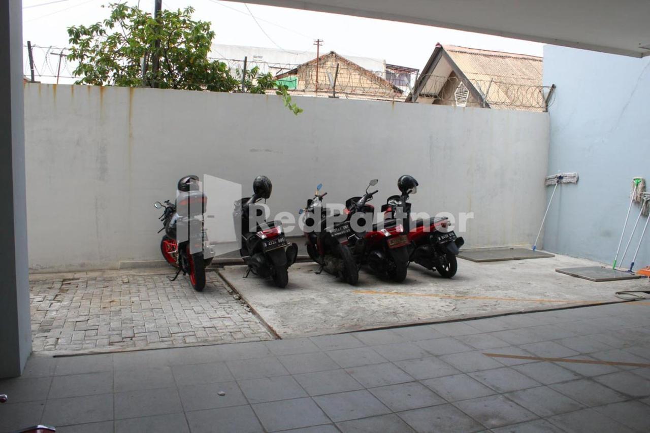 Brahma Hotel Mitra Reddoorz Джакарта Экстерьер фото