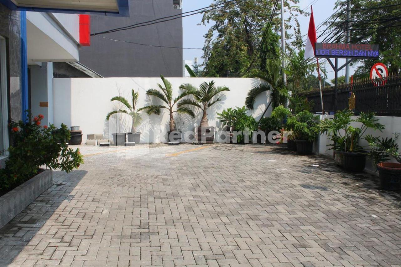 Brahma Hotel Mitra Reddoorz Джакарта Экстерьер фото