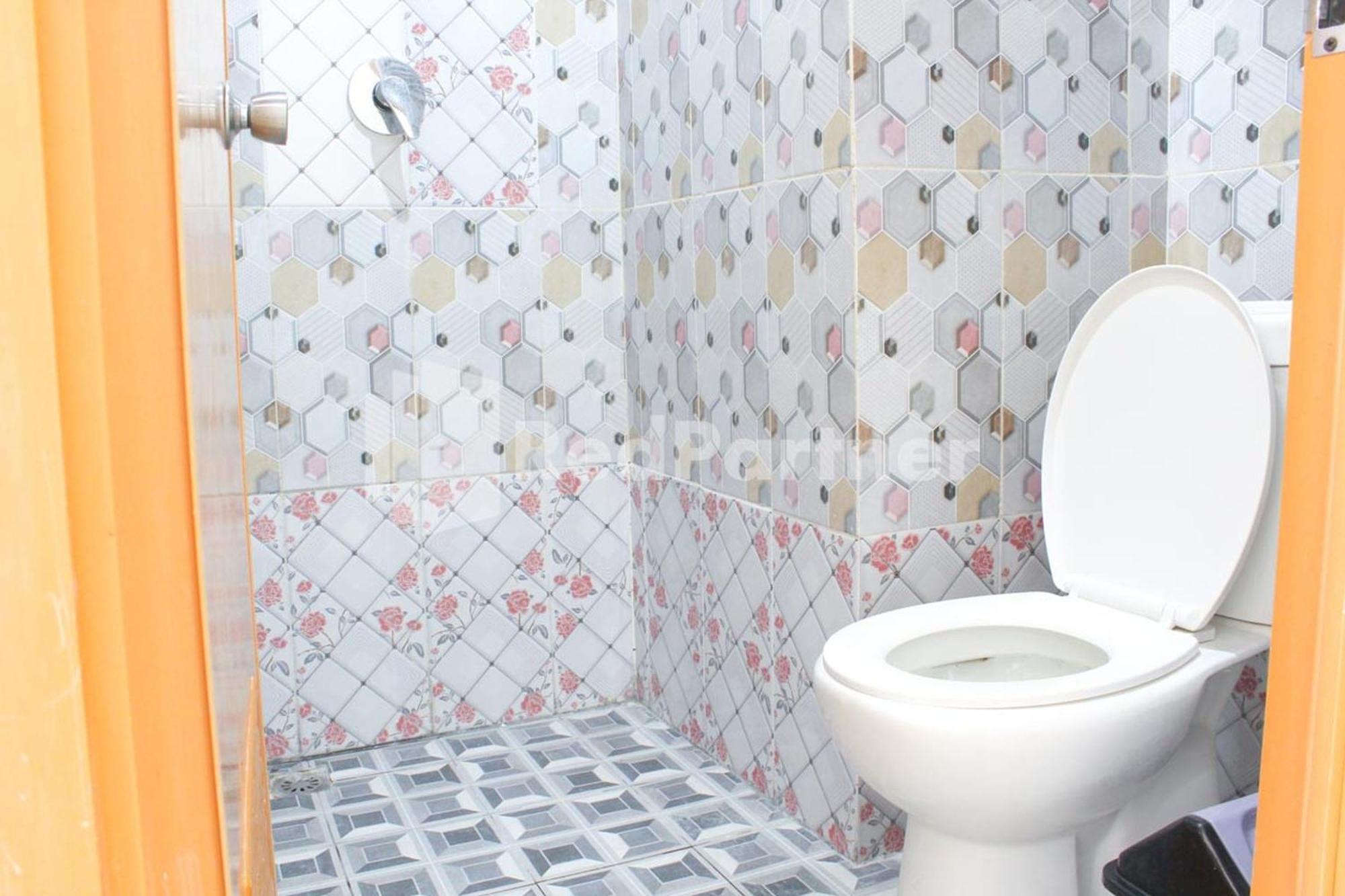 Brahma Hotel Mitra Reddoorz Джакарта Номер фото